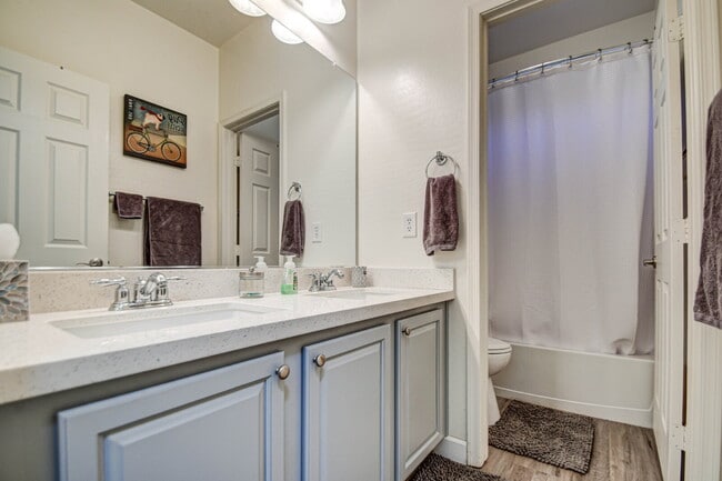 Building Photo - Del Rio Ranch Beauty