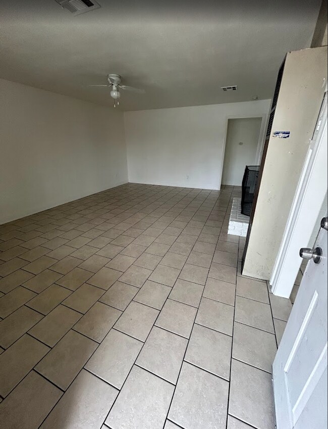 Building Photo - 1004- 06