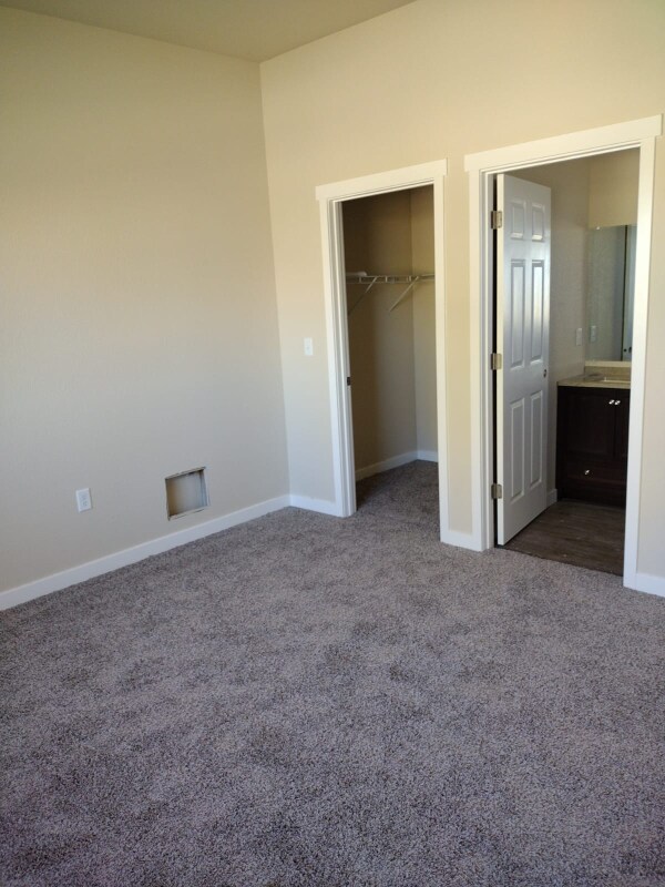 Building Photo - 689 E Clarion Dr
