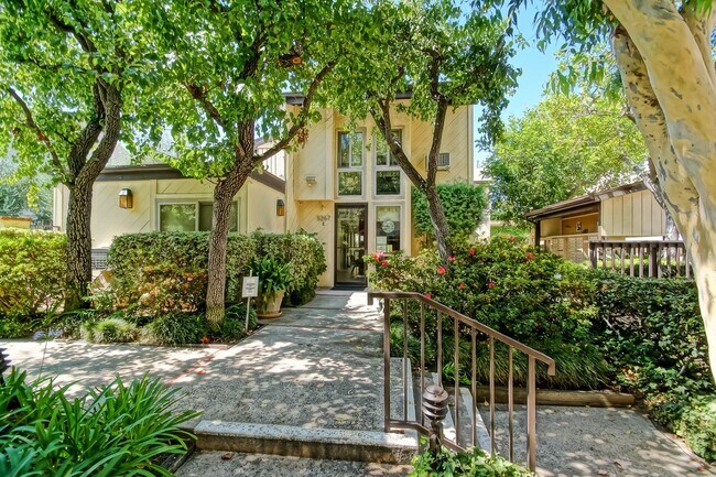 Foto del edificio - BRIGHT & AIRY, REAR-UNIT TOWNHOUSE W/ SPACIOUS PATIO, BALCONY & HUGE 2-CAR GARAGE IN GATED COMMUN...