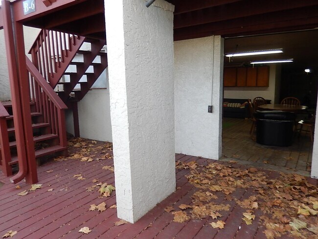 Building Photo - 1313 Airport Dr
