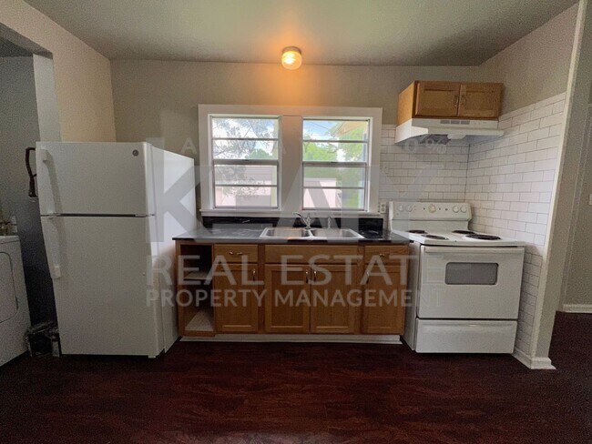 Building Photo - 2 Bedroom Home in Freetown!