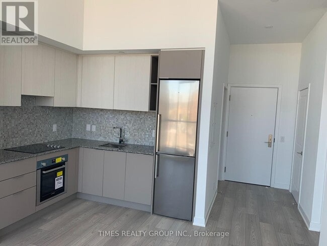 Building Photo - 120 Parliament St