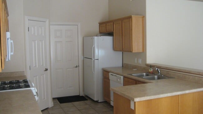 Building Photo - Spacious 3 Bedroom House