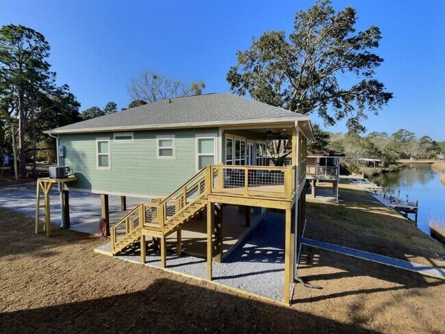 Foto del edificio - Fully furnished 2-bedroom house on the bayou!