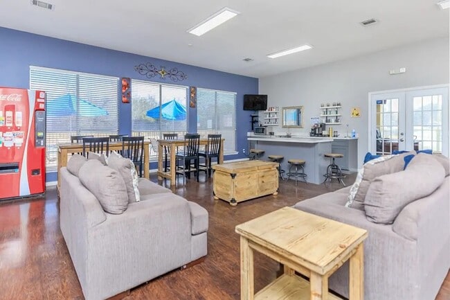 Foto del edificio - 409 Riverhill Loop