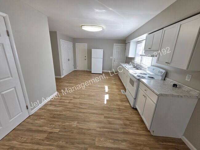 Building Photo - 3 bed, 1.5 baths, 2 car garage, fenced yard!