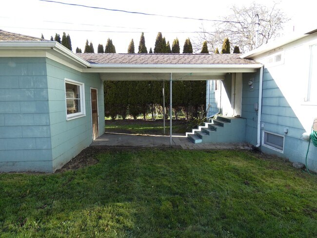 Foto del edificio - 822 E Seventh - Central Charmer