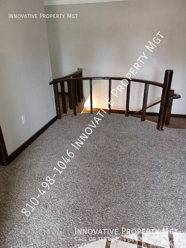 Building Photo - Spacious 3 bedroom with huge yard!  With r...
