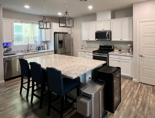 Foto del edificio - Stunning 4/2.5 (Solar/EV Plug In) Natomas!  Please read entire ad for viewings!