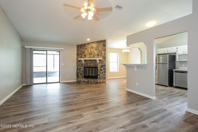 Foto del edificio - 1441 Kingfisher Ln N