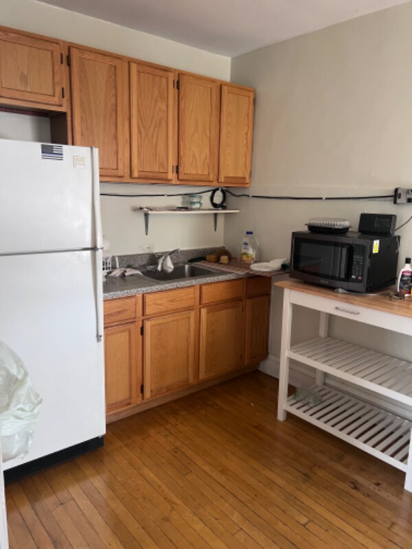 Building Photo - 2463 W Ainslie St