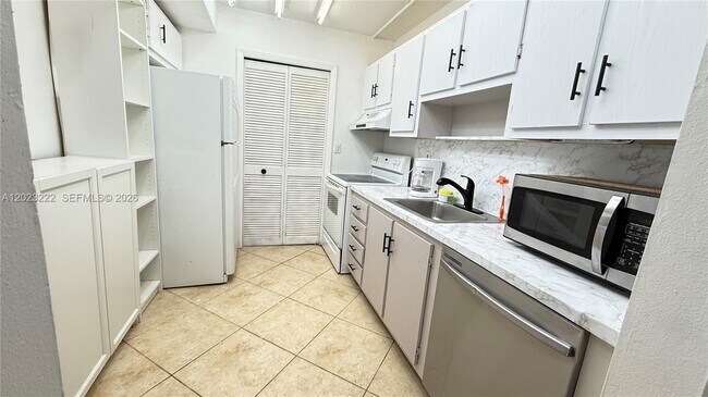 Building Photo - 240 Lakeview Dr