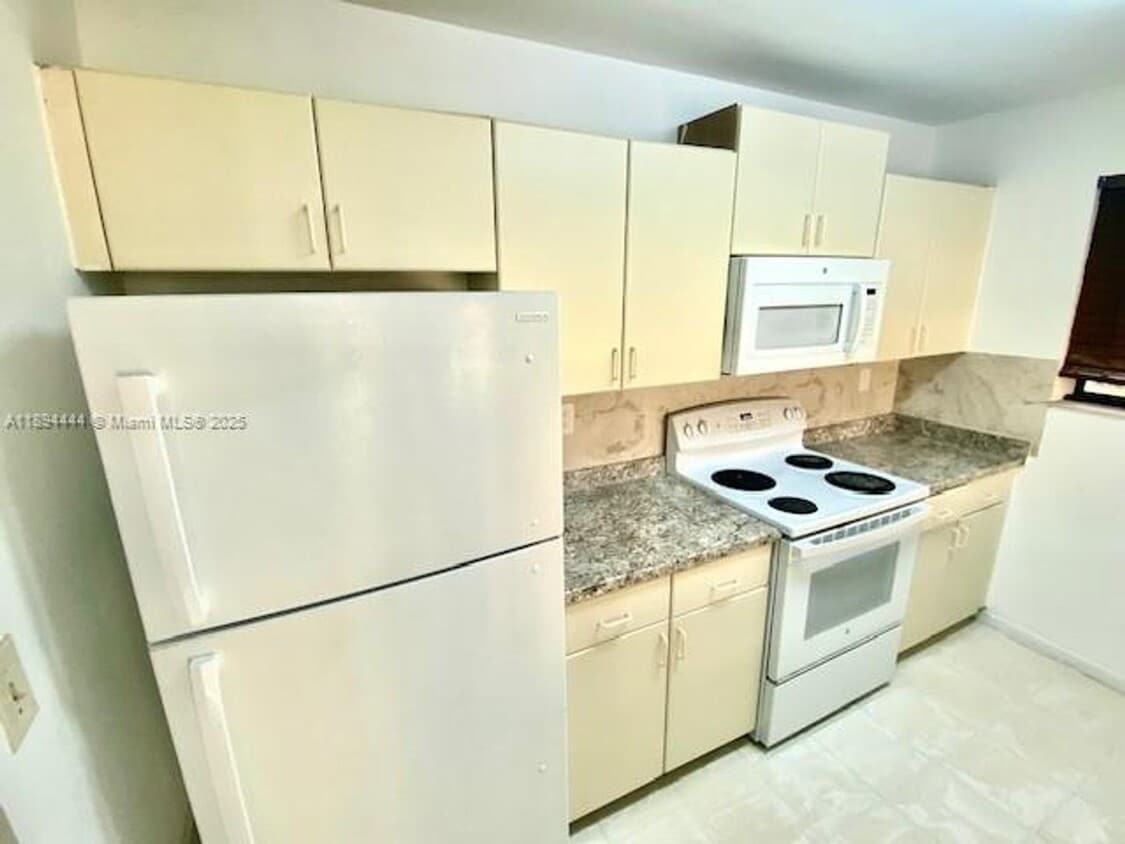 Photo - 550 NW 114th Avenue 102, Sweetwater, FL 33172