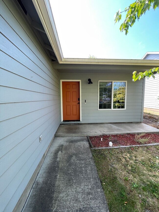 Building Photo - Single family home backing fields!