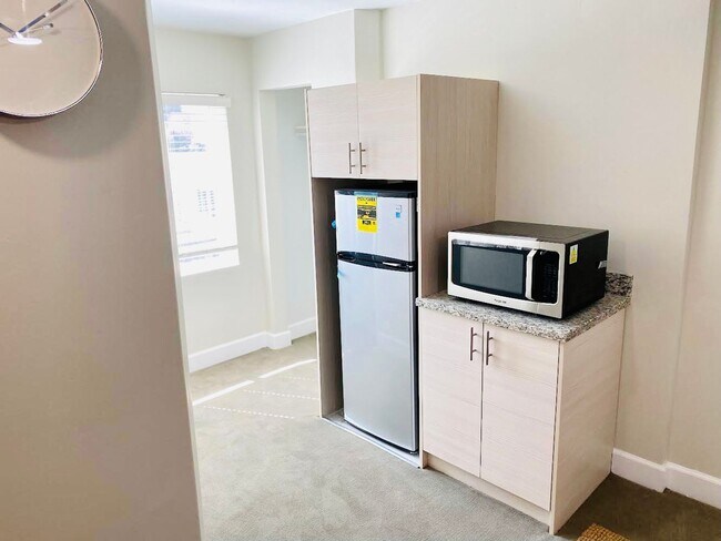Foto del edificio - REMODELED STUDIO APARTMENT AVAILABLE IN TH...