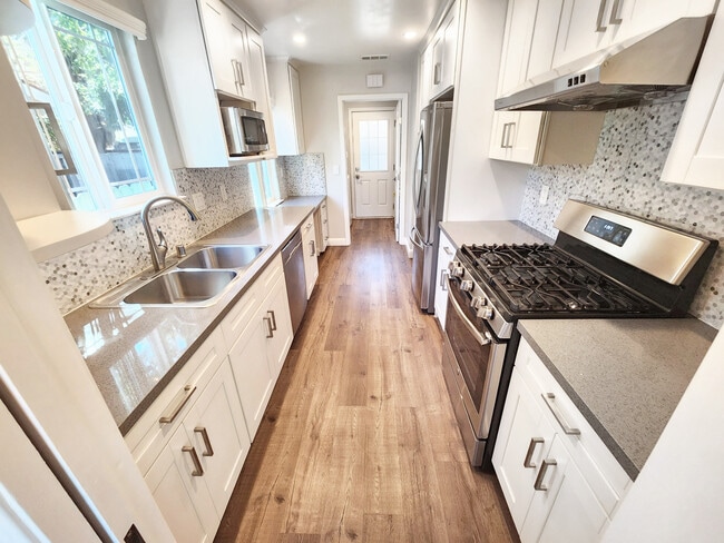 Building Photo - 5020 Rio Vista Ave