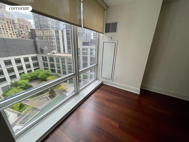 Foto del edificio - 60 Riverside Blvd