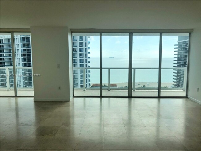 Foto del edificio - 5900 Collins Ave