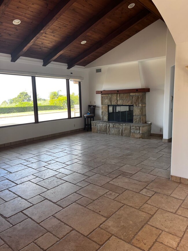 Foto del edificio - Montecito Property with a View and a Pool ...