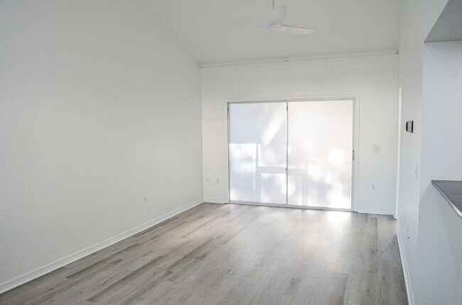 Foto del edificio - Stunning 1 bedroom 1 bath condo in The Gables