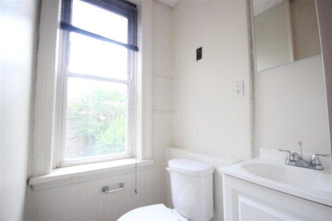 Building Photo - 407 4th St