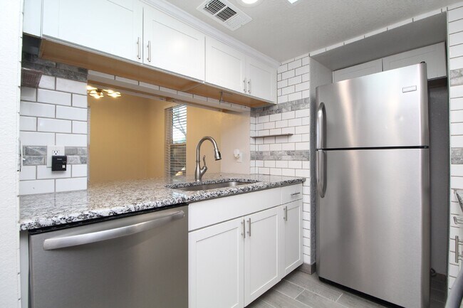Building Photo - Charming 3 Bedroom Townhouse with in Pensa...