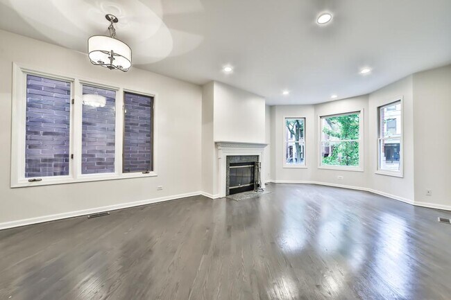 Foto del edificio - 4 bedroom in Chicago IL 60657
