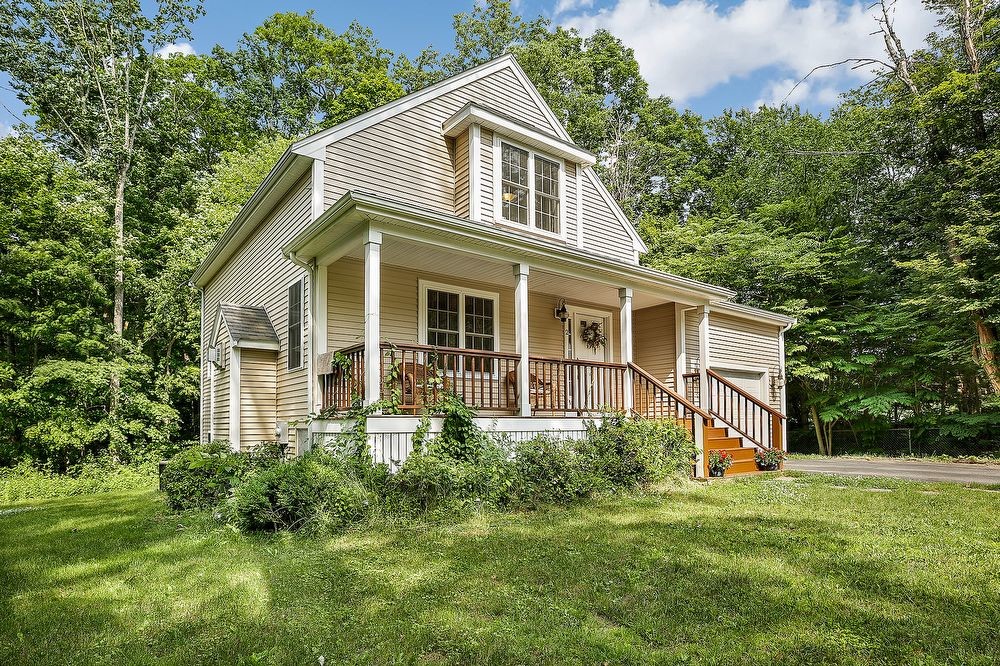 Primary Photo - Lovely colonial with lavish rooms