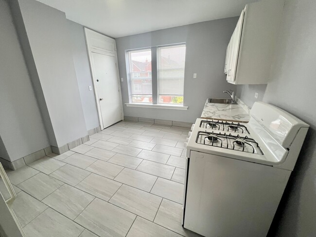 Building Photo - 2925 W 40th Pl