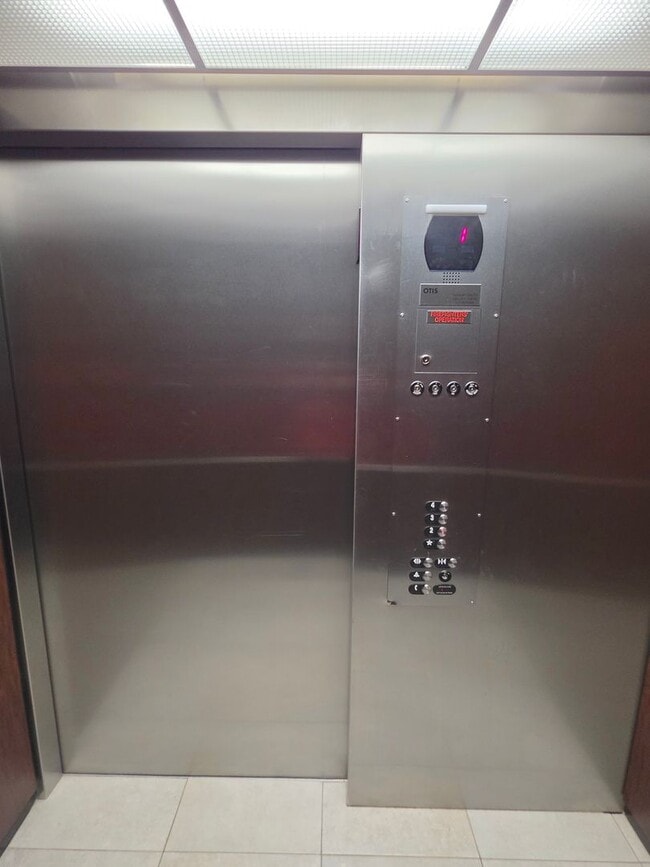 Foto del edificio - Beautiful 2nd floor (with elevator services) condominium: 2-bed, 2-bath, beautiful kitchen, bonus...