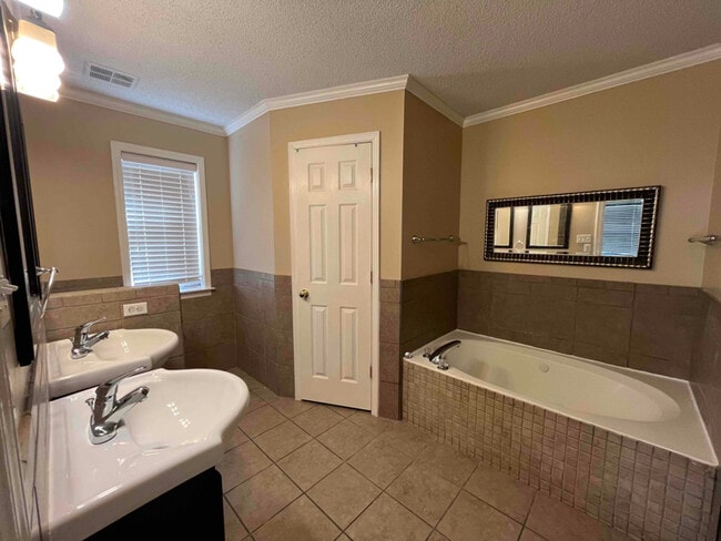 Building Photo - 3123 Woodland Crest Dr