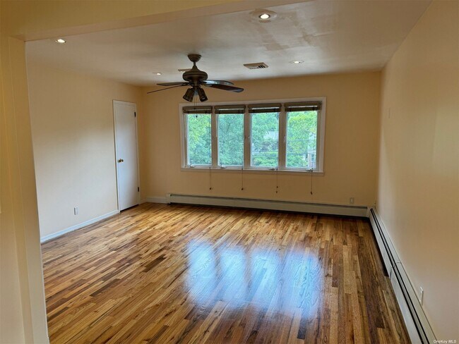 Foto del edificio - 52-46 Little Neck Pkwy