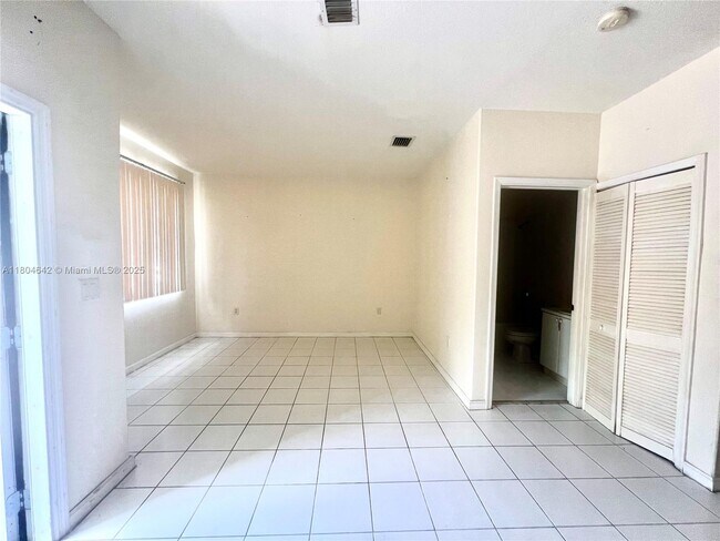 Building Photo - 1429 SE 24th Ct