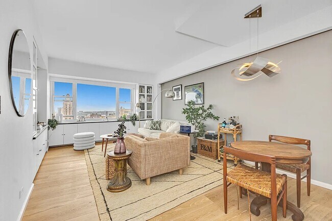 Foto del edificio - 60 E 8th St