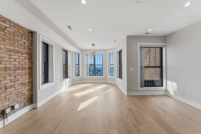 Foto del edificio - 7516 N Eastlake Terrace