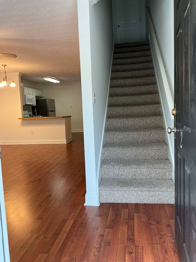 Foto del edificio - 2 BR 2.5 BA Condo in Gated Community- Mall...