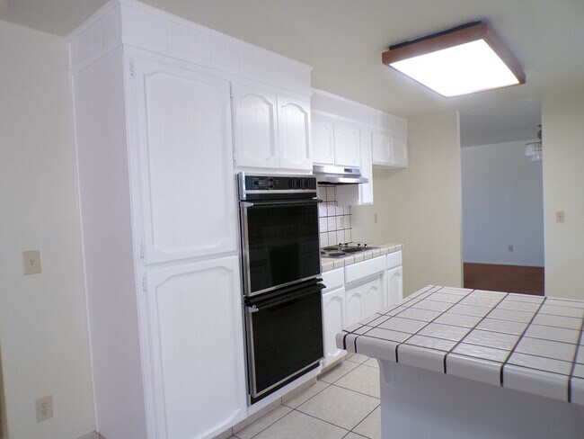 Building Photo - 2124 Sunny Oak Ct