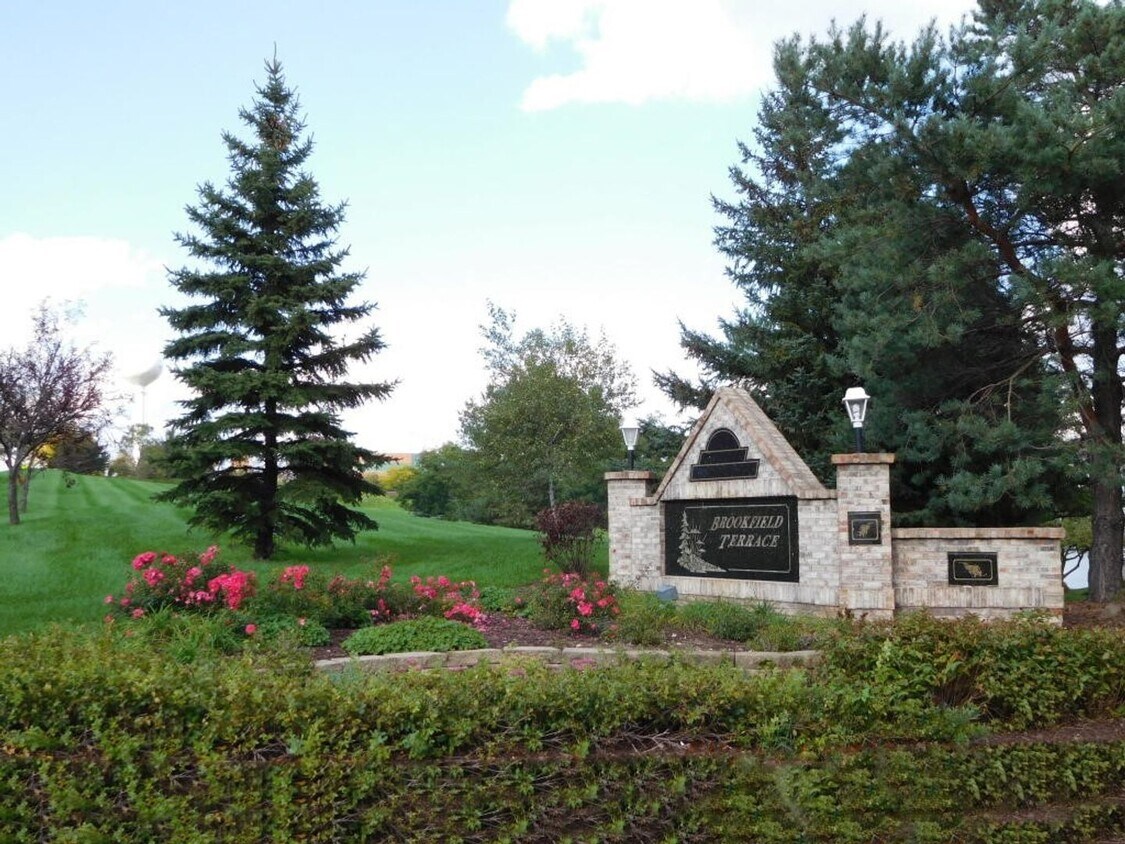 Foto principal - Spacious Townhouse Style Condo in Brookfield!