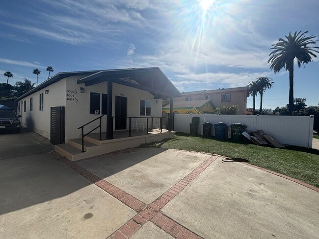 Building Photo - 3006 S Palm Grove Ave