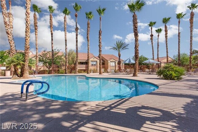 Foto del edificio - COMFORTABLE TOP FLOOR 1 BEDROOM LOCATED IN...