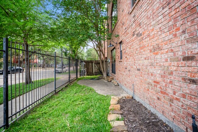 Building Photo - 2719 La Branch St