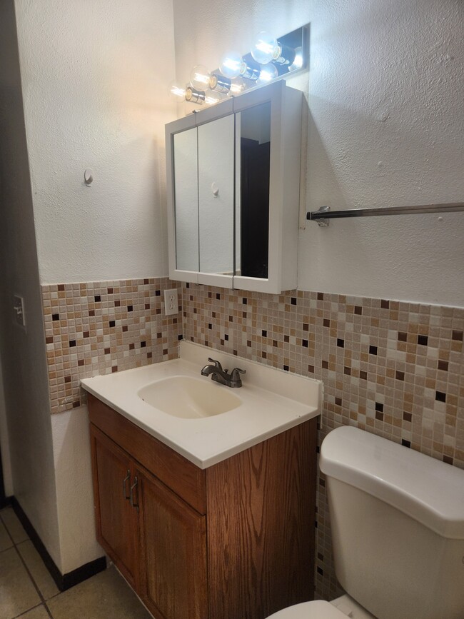 Bright Bathroom w/tub/shower - 212 N 44th St