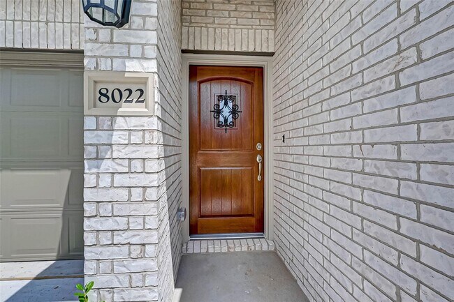 Building Photo - 8022 Pinebrook Arbor Ct