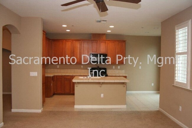 Building Photo - Beautiful 3/2 condo in the heart of Elk Grove!
