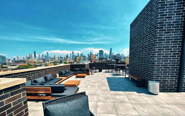 Foto del edificio - 880 N Milwaukee Ave