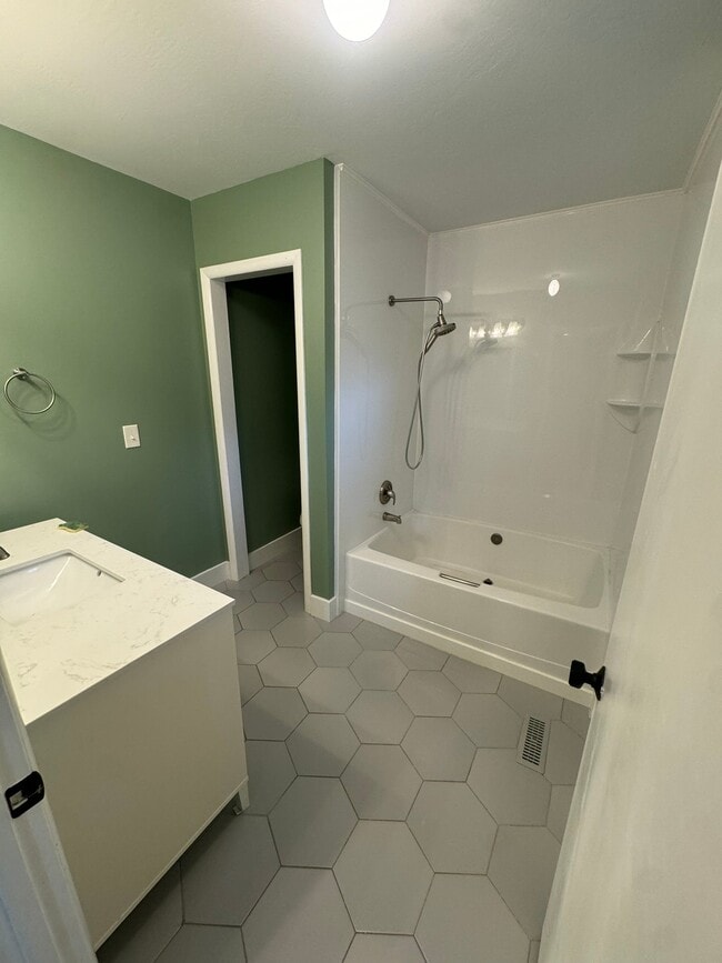 Building Photo - 992 Halcyon Dr