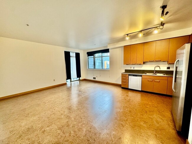 Building Photo - One-bedroom Condo right in the Heart of Capitol Hill!!!!!!