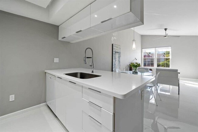 Building Photo - 119 Waterside Dr