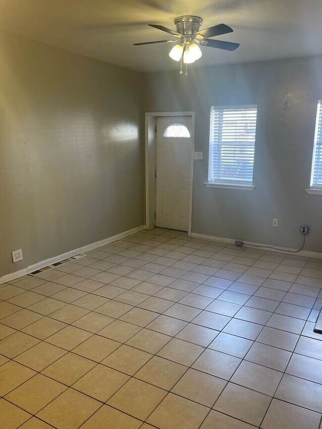 Building Photo - 3 Bedroom 1.5 Bathroom House in Lower Moya...
